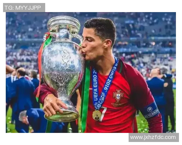 梅西C罗限量版足球笔袋精美设计 学习办公两不误 经典球星收藏必备