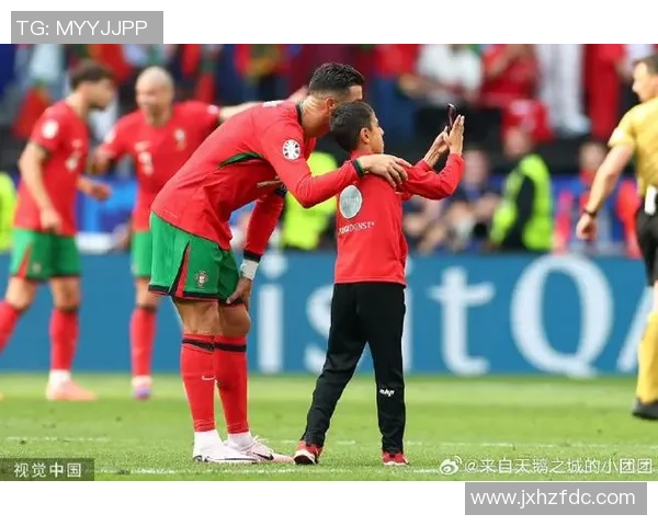 球场英雄风采尽显球星挂画装点家居展现足球魅力与激情