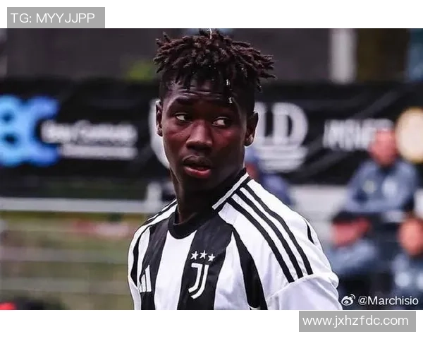 足球中锋球星盘点：世界顶级前锋风采与未来之星的崛起