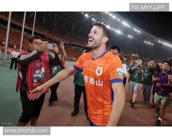 足球球星展示超强体能拉单杠引发网友热议与运动健身讨论