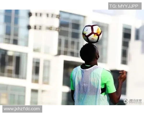 足球球星炫技对决震撼场面高清大图展示精彩舞步与球技结合