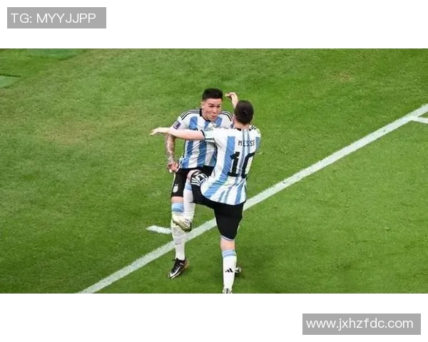 足球球星的日常生活瞬间：赛场之外的真实与放松时光